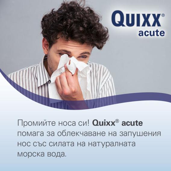 Мъж чисти носа си със салфетка.